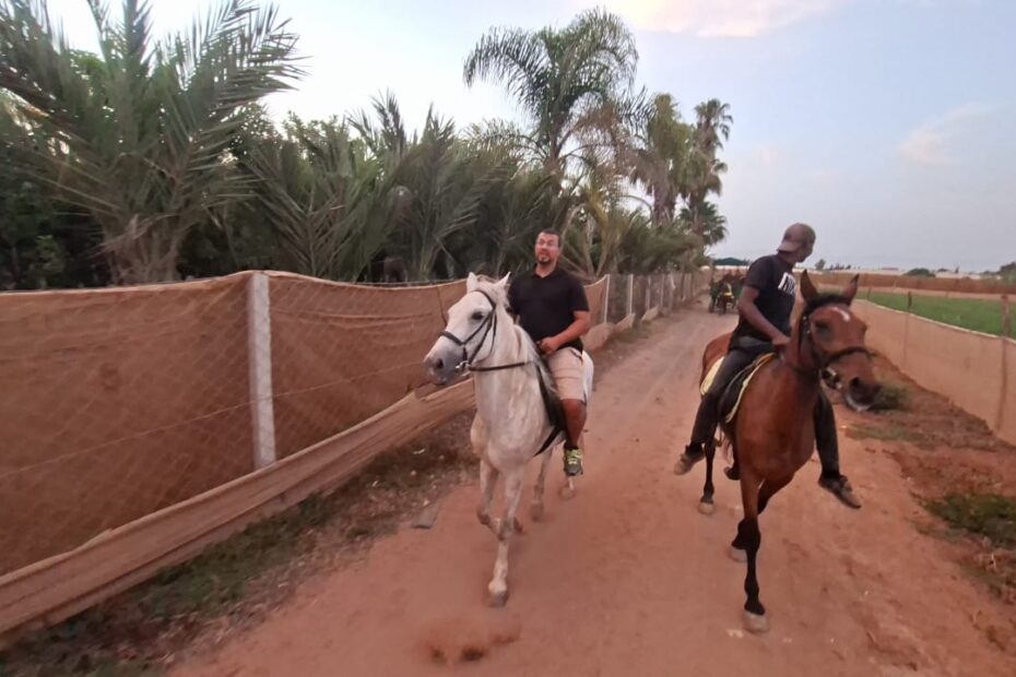 Guide professionnel menant une excursion d'équitation à Agadir